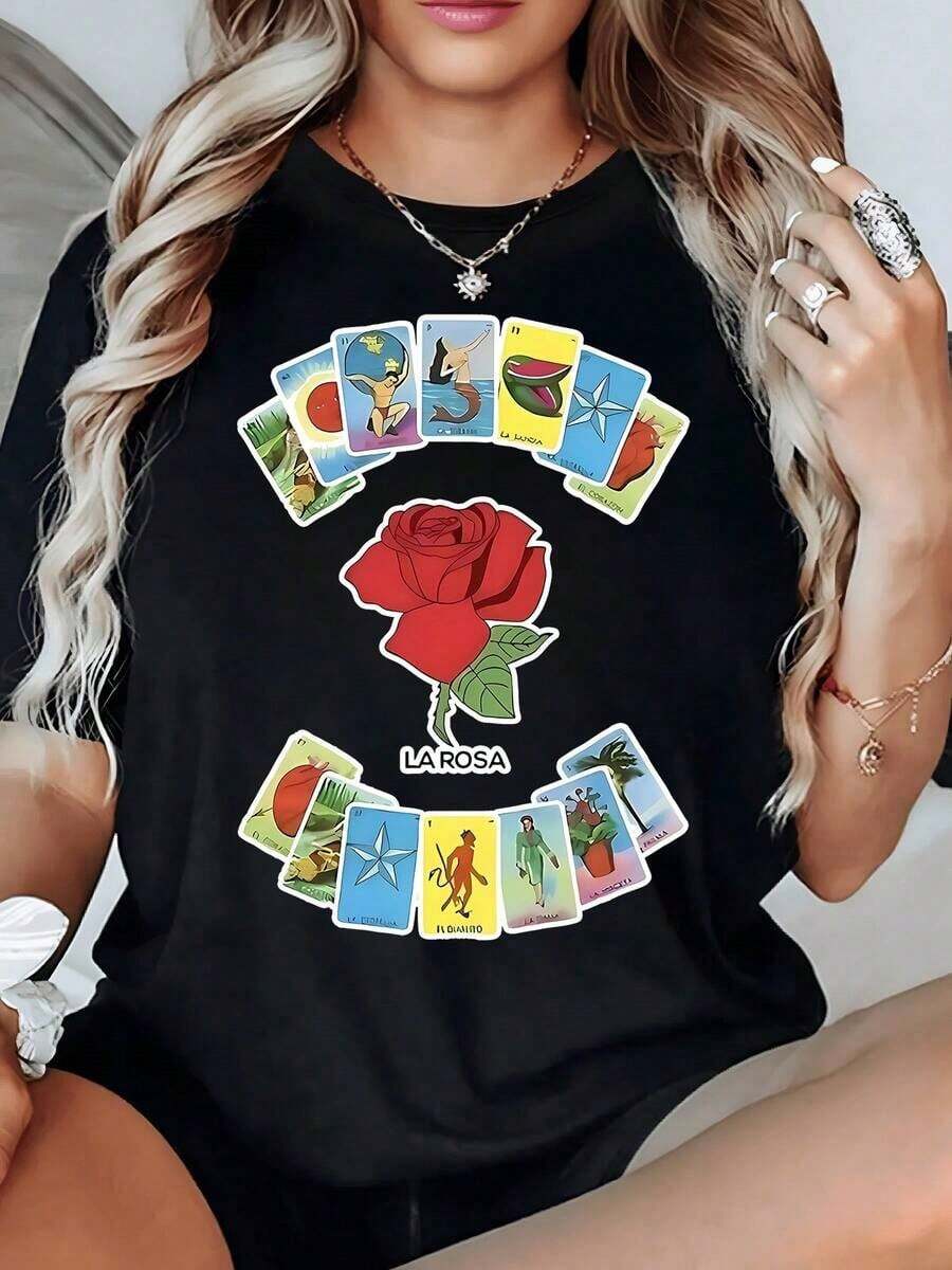 Fashion Printed T‑Shirts for Women, Oversized Streetwear Tops, Comfortable and Stylish All‑Match Summer TeesRosa roja rodeada de cartas tradicionales de lotería mexicana que evocan cultura folclórica y símbolos icónicos camiseta de mujer  algodón 220g - Negro - Ver 1