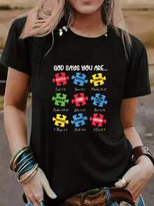 Camiseta con la frase 'God Says You Are' y diseño de rompecabezas, perfecta para uso casual en primavera y verano, diseñada para mujer - Negro - Ver 1