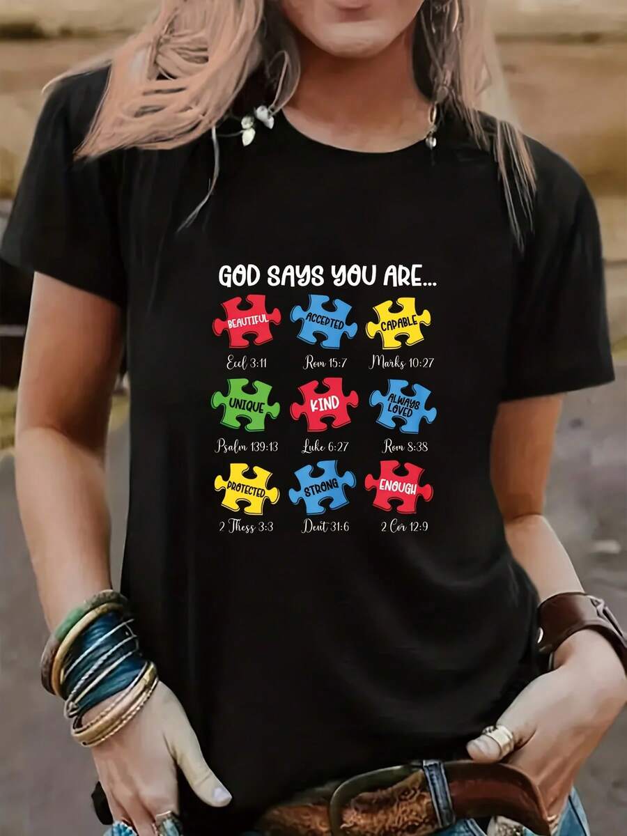 Camiseta con la frase 'God Says You Are' y diseño de rompecabezas, perfecta para uso casual en primavera y verano, diseñada para mujer - Negro - Ver 1