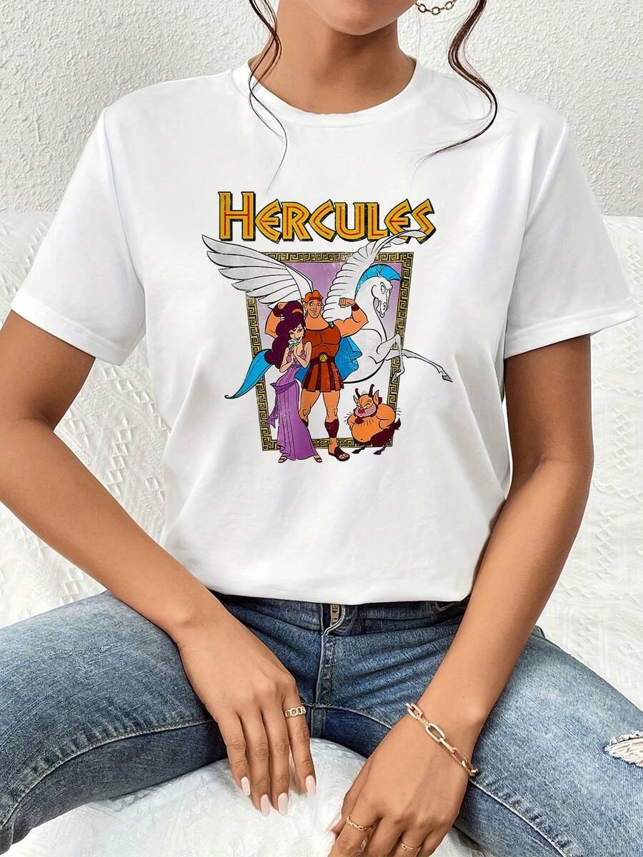 Imagen inspirada en la mitología griega que muestra a un héroe valiente junto a un caballo alado y sus amigos simbolizando fuerza amistad y esperanza camiseta de mujer de corte cómodo suave ideal para uso diario y expresar energía positiva - Blanco - Ver 1