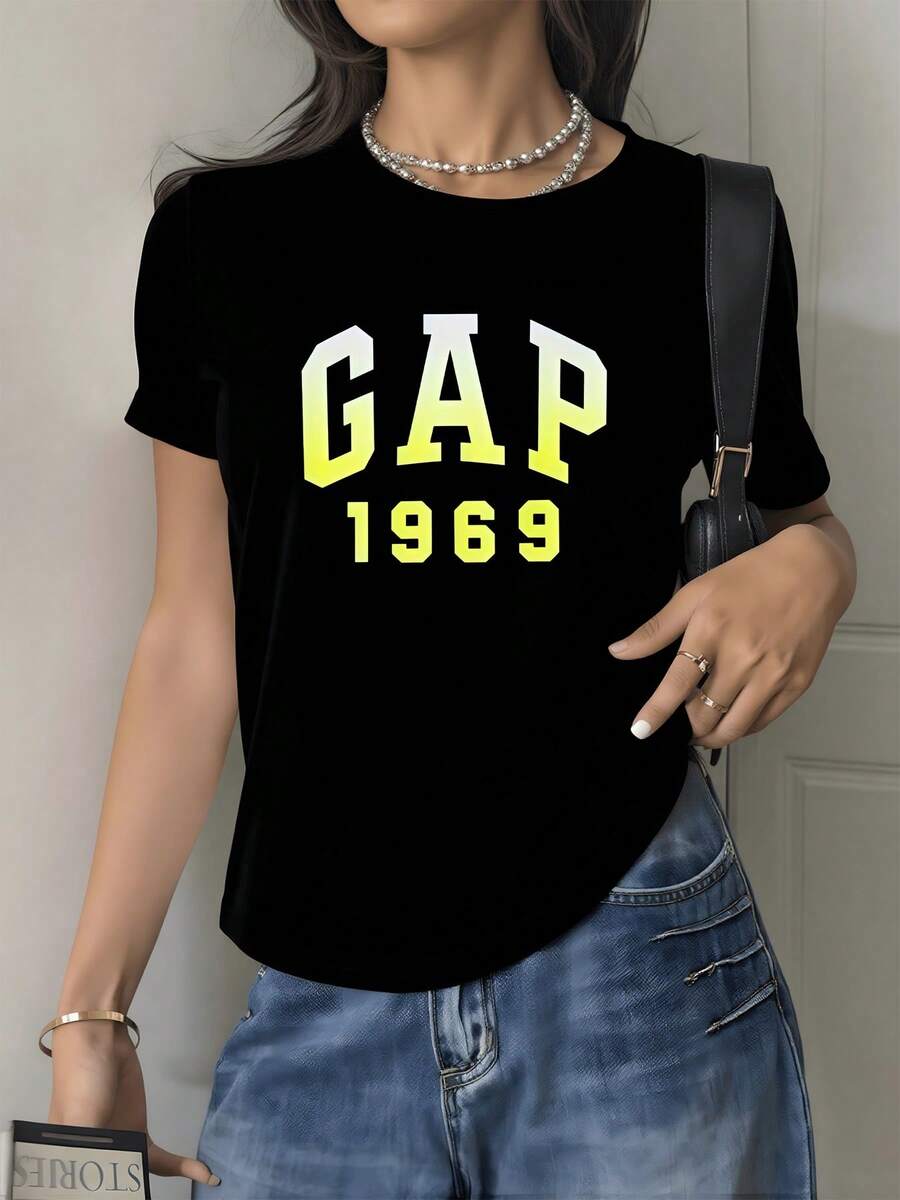 Letra grande amarilla blanca centrada que simboliza energía optimismo y fuerza interior con estilo moderno casual y toque juvenil perfecta para días relajados camiseta de mujer cómoda y versátil para uso diario - Negro - Ver 1