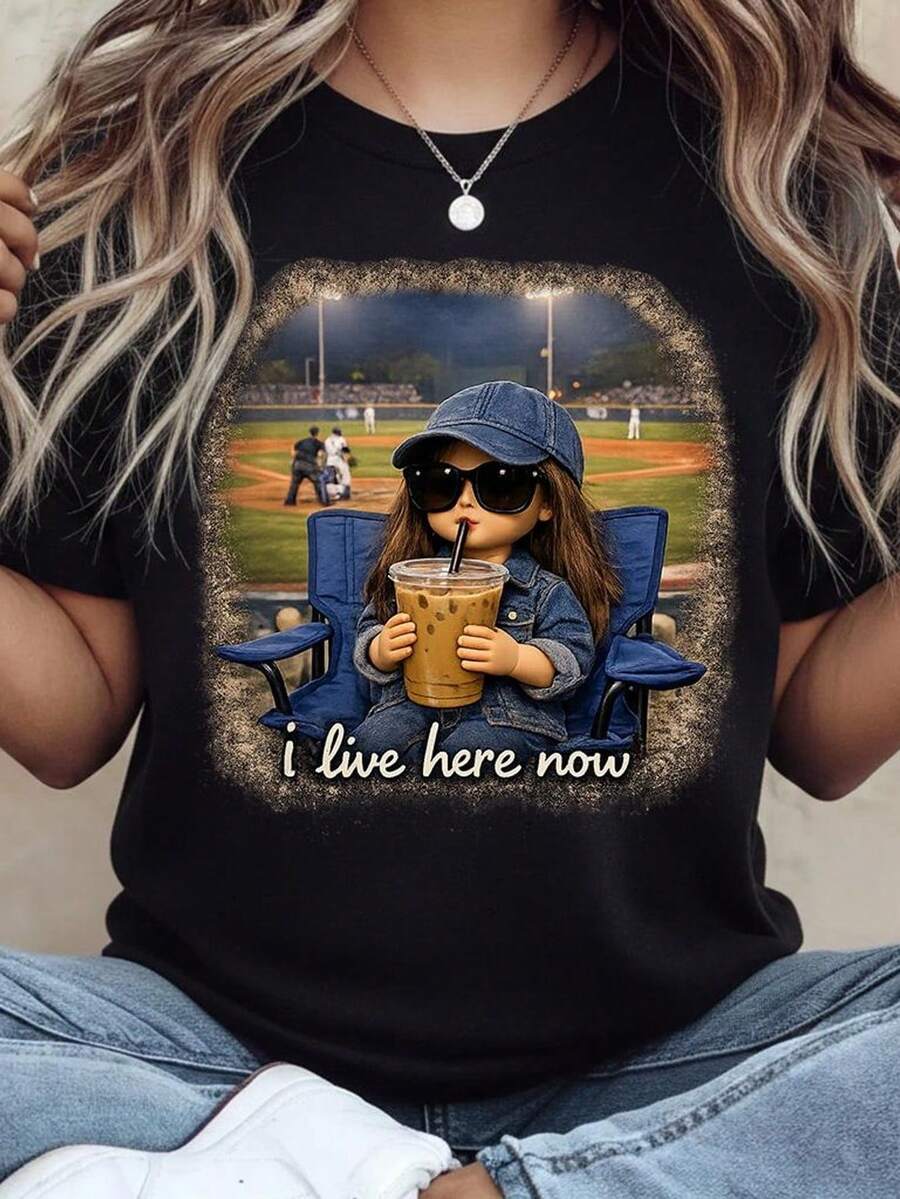 Camiseta unisex IL Here Now, camiseta oscura divertida con estampado de campo de béisbol, camiseta para aficionados al béisbol. Camiseta unisex de algodón puro de 220 g, peso ideal para todas las estaciones, apta tanto para hombres como para mujeres. Tejido duradero de alta calidad, suave al tacto y de larga duración. Parte superior transpirable. Adecuada para la primavera y el verano de las mujeres, vacaciones, Día de la Madre, Día de la Independencia. - Negro - Ver 1