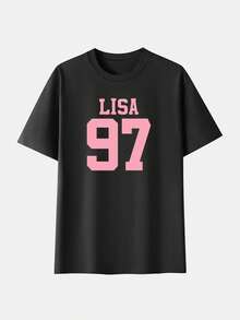Camiseta Gráfica Lisa   para Mujer - Negro con Estampado Rosa "Lisa 97" - Diseño Deportivo de la Integrante de  - Top Cómodo de Cuello Redondo para Eventos de  y Looks Diarios - Camiseta Casual de Algodón Puro Lavable a Máquina, Tela Suave Premium, Tallas Completas S a XXL - Negro - Ver 2