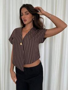 Blusa de manga corta a rayas marrón y blanco para mujer, escote en V con botón dorado, diseño irregular tipo envolvente, tejido ligero y transpirable, estilo casual elegante ideal para oficina y looks de primavera/verano. - marrón café - Ver 9
