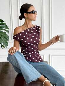 Camiseta de mujer casual con estampado de lunares asimétrica en los hombros, para verano - Café integral - Ver 6