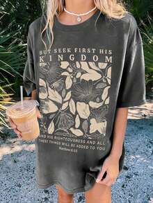 Camiseta de manga corta de cuello redondo con estampado floral y eslogan "PERO BUSCAD PRIMERO SU REINO Y SU JUSTICIA, Y TODAS ESTAS COSAS OS SERÁN AÑADIDAS" Mateo 6:33, Blusas gráficas casuales de verano para mujeres - Gris - Ver 6