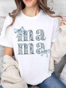 Camiseta Coquette Bow Mama, Camiseta Coquette Blue Bow, Camiseta Floral Mama, Regalo para el Día de la Madre, Camiseta para Mamá, Regalo para Mamá Primeriza, Regalo para Mamá, Regalo para Abuela. Camiseta unisex de algodón puro de 220 g, peso ideal para todas las estaciones, adecuada tanto para hombres como para mujeres. Tejido duradero de alta calidad, suave al tacto y de larga duración. Parte superior transpirable. Adecuada para la primavera y el verano de las mujeres, vacaciones, Día de la Madre, Día de la Independencia. - Blanco - Ver 1