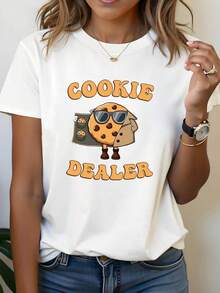 Designed For Modern, Stylish, And Comfortable Women, The "COOKIE DEALER" Text Print Crew Neck T-Shirt Is Ideal For Casual Shopping, Holiday Gifts, And Get-Togethers With Friends. Made From Premium Soft And Breathable Fabric, It's Designed For All-Day Comfort And Versatile Everyday Wear, Perfect For Casual Outings. - 白色 - 查看 1