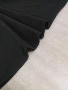 El diseño de la camiseta es "Abuela Graduada con Orgullo 2026". Es una camiseta holgada, deportiva, ideal para fiestas, linda, elegante, moderna, un buen regalo, suave, lavable a máquina, elástica, casual para el hogar, con cuello redondo y manga corta. - Negro - Ver 5