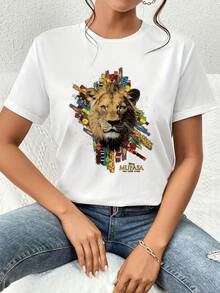 El estampado muestra la imagen majestuosa de un león rodeado de formas geométricas coloridas que simbolizan la fuerza, el liderazgo y la energía salvaje del espíritu africano camiseta de mujer  cómoda y casual para uso diario - Blanco - Ver 1