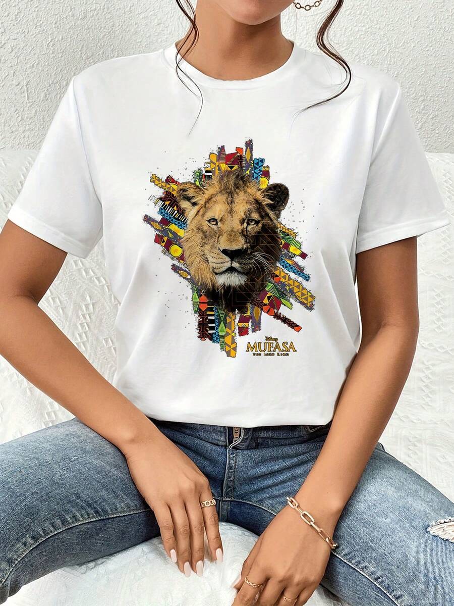 El estampado muestra la imagen majestuosa de un león rodeado de formas geométricas coloridas que simbolizan la fuerza, el liderazgo y la energía salvaje del espíritu africano camiseta de mujer cómoda y casual para uso diario - Blanco - Ver 1
