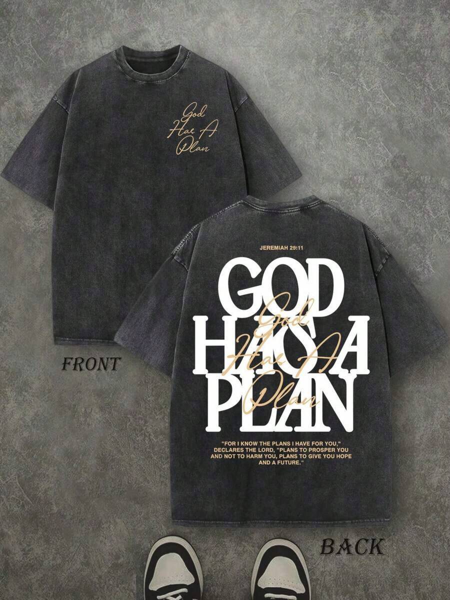 Confeccionada con telas especialmente seleccionadas, esta camisa presenta un estampado exclusivo que combina letras manuscritas y en negrita con un tema religioso vintage de estilo americano deslavado. Es cómoda, fresca, transpirable y agradable al tacto, ideal para el verano. El diseño holgado, de hombros caídos y cuello redondo clásico es sencillo, informal y elegante, lo que la hace versátil. El diseño de fuente simple y sofisticado que combina en la parte delantera y trasera, junto con un fondo gris vintage desgastado, crea un estilo retro minimalista. Exala una sensación de resort vintage, relajada y de alta gama. Perfecta para el transporte diario, la moda urbana, salidas informales y ligeras vacaciones de verano, es una camisa de manga corta para hombre versátil y moderna con una textura excepcional. - Negro - Ver 1