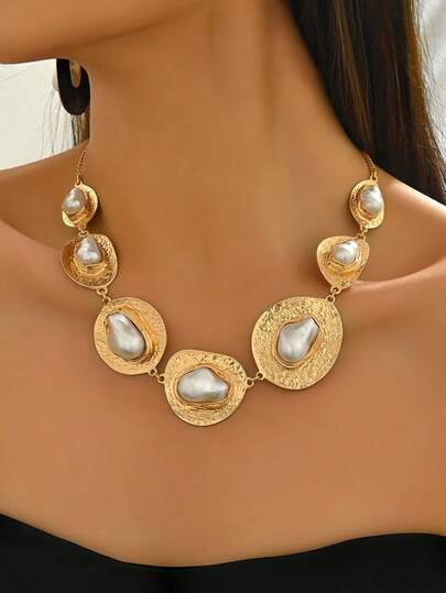 1pc Women's European And American Hammered Gold-Plated Faux Baroque Pearl Necklace, Asymmetrical Metal Edged Design, Elegant Clavicle Pendant Necklace For Commuting, Party, Evening Wear