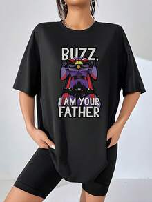 Gráfico colorido que muestra a un poderoso robot retro levantando los brazos con una frase humorística que mezcla fantasía y ciencia ficción creando un toque irónico y divertido ideal para los fans de las películas clásicas camiseta de mujer  casual y cómoda para uso diario - Negro - Ver 1