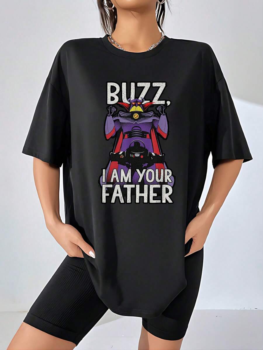 Gráfico colorido que muestra a un poderoso robot retro levantando los brazos con una frase humorística que mezcla fantasía y ciencia ficción creando un toque irónico y divertido ideal para los fans de las películas clásicas camiseta de mujer casual y cómoda para uso diario - Negro - Ver 1
