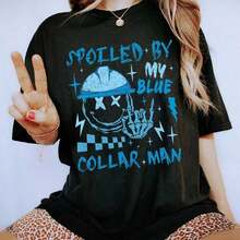 1 pieza Camiseta "Arruinada por mi esposo de cuello azul", Camiseta para la vida de esposa, Atuendo diario, Regalos divertidos para esposa de cuello azul, Camiseta de San Valentín para esposa, Top básico casual, Ropa de mujer de tela cómoda, Top de mujer de corte relajado, Cuello azul, Tallas S-5XL, 180g, 100% Algodón. - Blanco - Ver 4