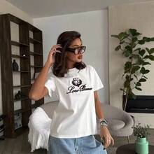 Camiseta de verano versátil de manga corta y cuello redondo con estampado de letras, nueva prenda casual con diseño elegante, jersey para mujer,  al por mayor. - Blanco - Ver 1