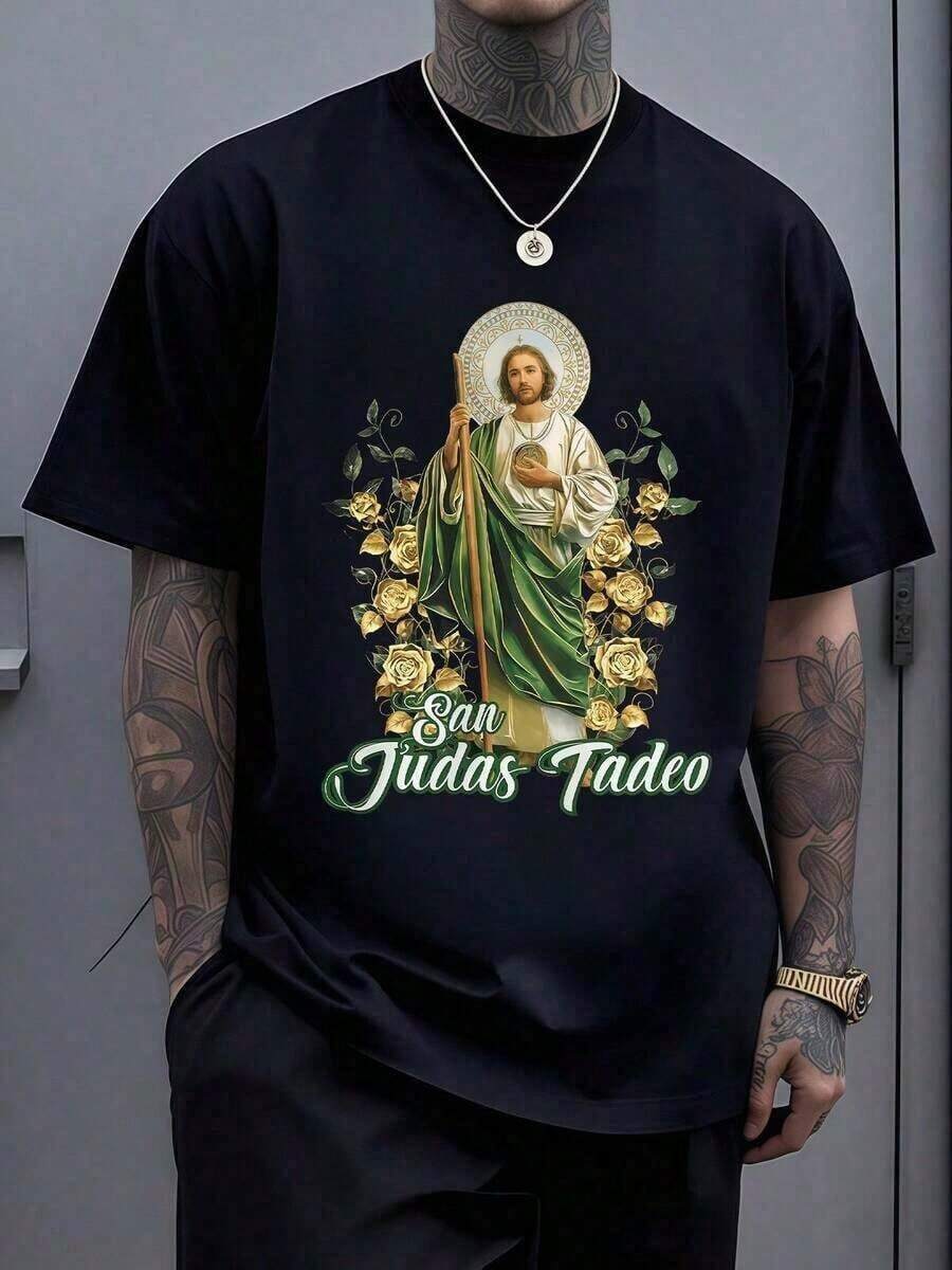 Figura de Tadeo rodeado de rosas doradas que simbolizan la fe la esperanza y la protección espiritual transmitiendo una sensación de calma y devoción profunda con un fondo luminoso que resalta su manto verde llena de energía positiva camiseta de hombre - Negro - Ver 1