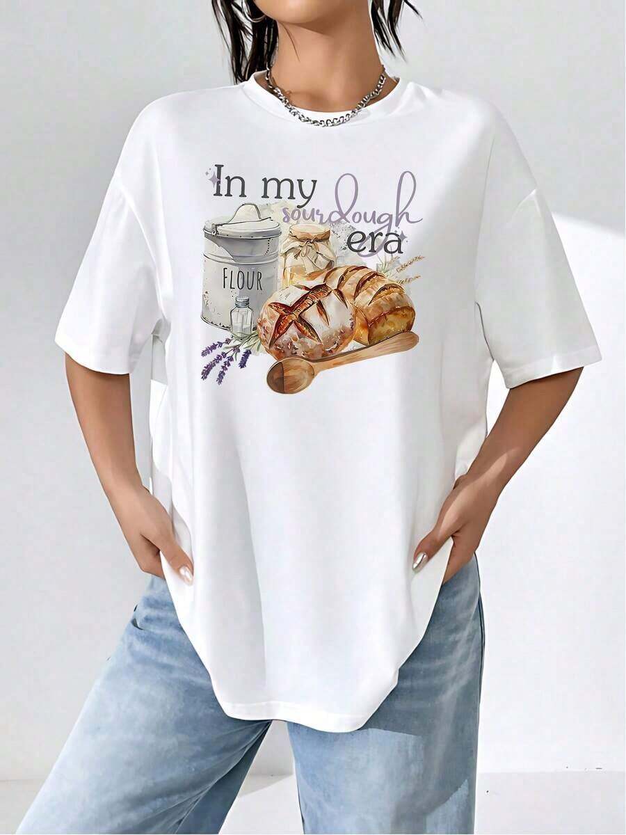 Playera gráfica para mujer "In My Sourdough Era".Mezcla de algodón suave.Playera informal de manga corta con estampado único inspirado en la repostería.Perfecta para amantes del pan y entusiastas de la repostería.Cómoda para uso diario, elegante y moderna.Disponible en varios tamaños. - Blanco - Ver 1