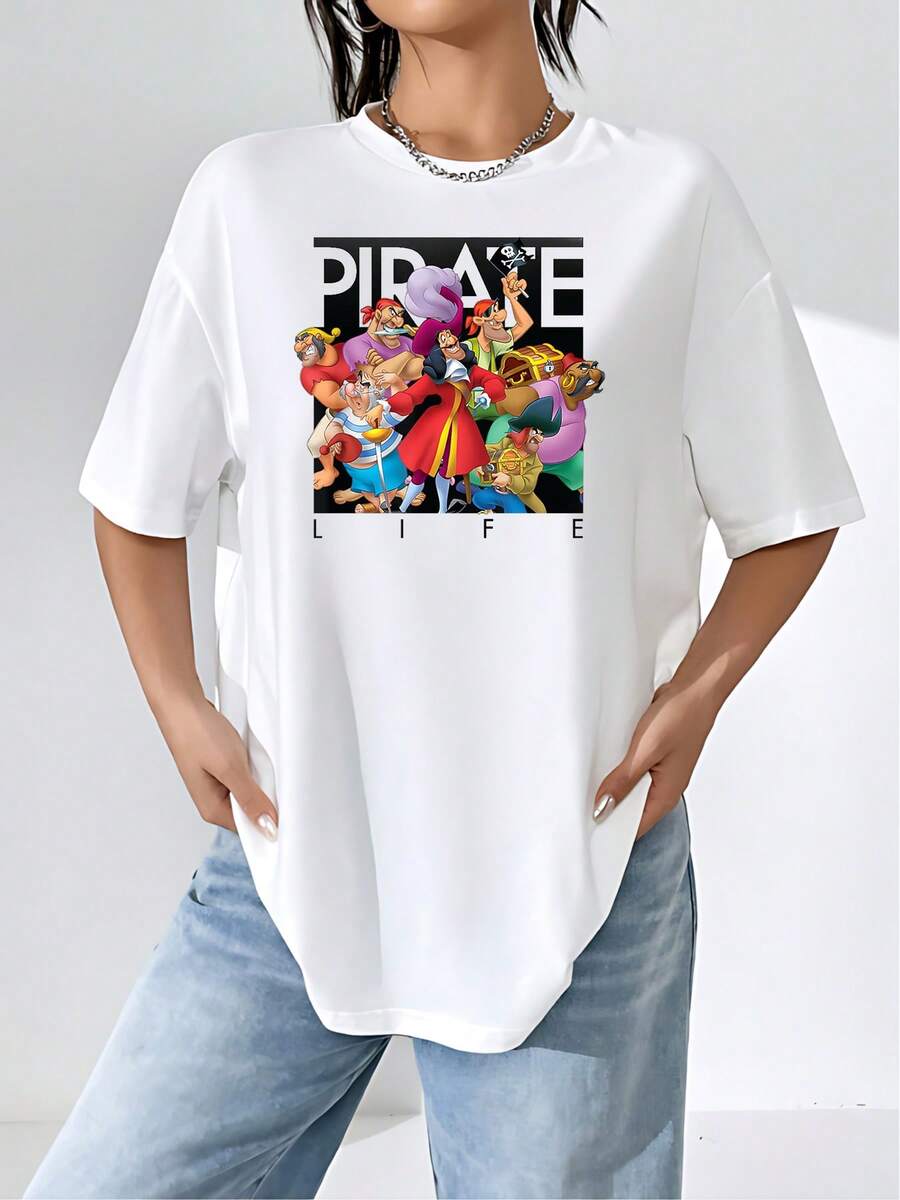 Ilustración colorida de un grupo de piratas divertidos celebrando la aventura y la amistad en alta mar con cofres de tesoro y gestos alegres camiseta de mujer casual cómoda y moderna - Blanco - Ver 1