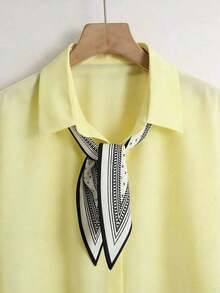 Blusa con estampado de pañuelo de cuello en V de manga corta tipo murciélago, versátil para uso casual y de oficina, color beige.Camisa holgada de unicolor, informal, para uso en verano. - Amarillo claro - Ver 4