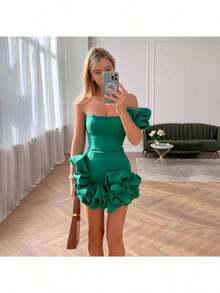 A Short, Fitted Dress With Irregular Ruffles And A Cinched Waist. - 酒紅色 - 查看 3