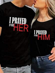 Matching Pure Cotton Christmas-Themed T-Shirts For Couples, "I Pray For Him, I Pray For Her," Religious Gift For Couples, Unisex Black T-Shirt With Red And White Text. | Machine Washable | Romantic Christmas Night, Christmas Gifts, Religious Gift Ideas, Couple Clothing, Christmas T-Shirts, Comfortable Fit, Breathable Material, Prayer Sets For Couples, T-Shirts For Him And Her, Gifts For Him, Gifts For Her. R85A - 黑色 - 女裝 - 查看 2