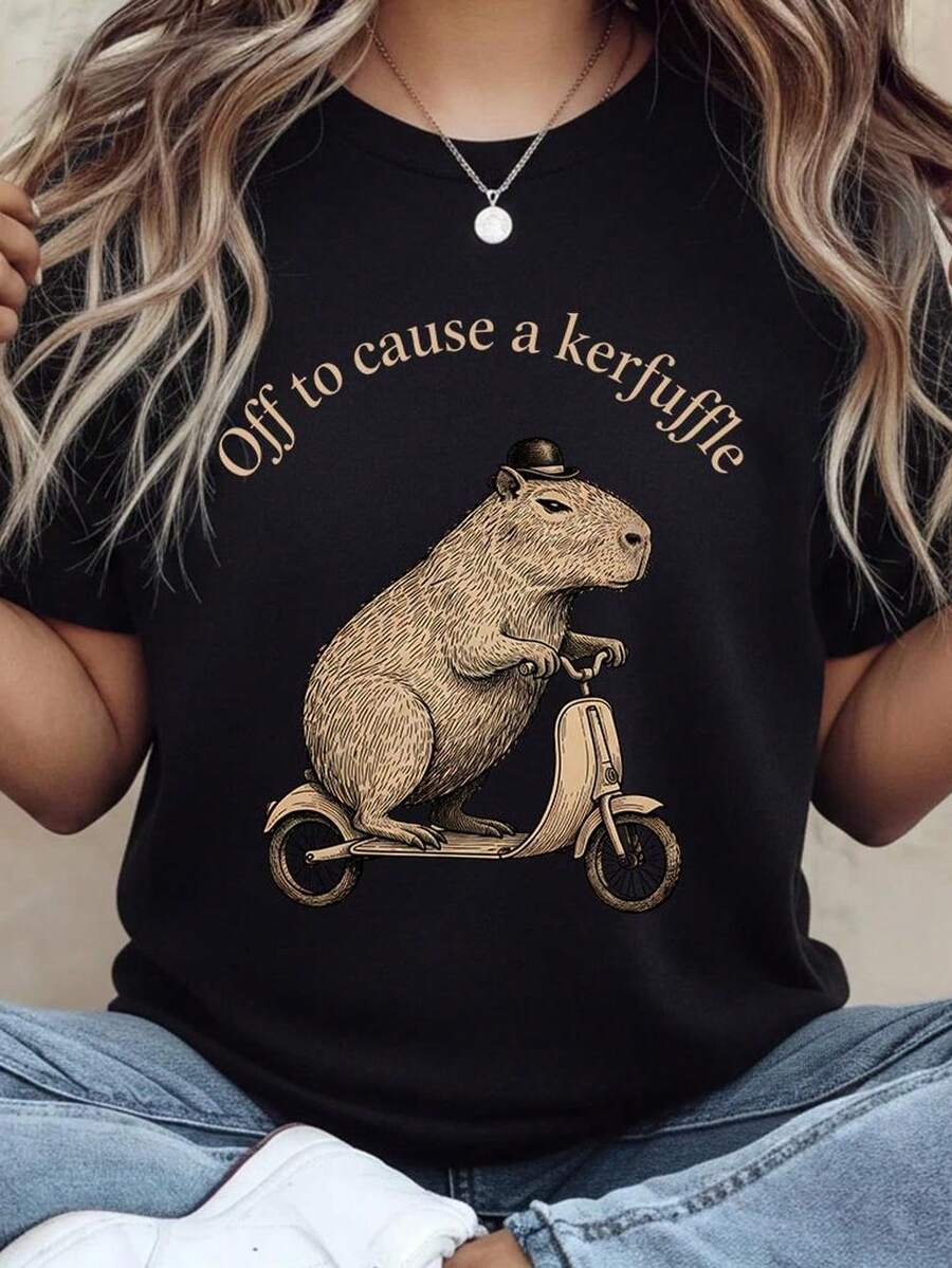 Camiseta unisex "Off To Cause A Kerfuffle", divertida camiseta de marmota en patinete, camiseta divertida de salud mental con animales. Camiseta unisex de algodón puro de 220 g, peso ideal para todas las estaciones, apta tanto para hombres como para mujeres. Tejido duradero de alta calidad, suave al tacto y de larga duración. Parte superior transpirable. Adecuada para la primavera y el verano de las mujeres, vacaciones, Día de la Madre, Día de la Independencia. - Negro - Ver 1