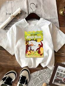 El estampado muestra una alegre escena en la selva donde animales y un niño bailan bajo hojas verdes transmitiendo libertad y amistad camisetamujer  casual cómoda para uso diario y look relajado - Blanco - Ver 2