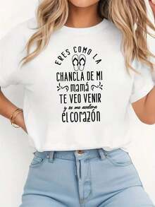 Women's Graphic T-Shirt With The Spanish Print "ERES COMO LA CANCLA DE MI Mamá" (You're Like My Mom's Sandal, Seeing You Makes My Heart Race). This Fun Print Is A White, Short-Sleeved, Crew-Neck T-Shirt. It's Machine Washable, Has A Casual Style, A Comfortable Fit, A Modern Design, And Is Versatile For Everyday Wear. Made From Soft, Fashionable Fabric, It's 100% Cotton. - 白色的 - 查看 7