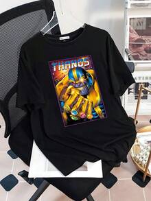 La imagen muestra a un poderoso personaje galáctico que sostiene un guante con gemas de colores simbolizando fuerza y control del universo con un fondo cósmico brillante camisetas de mujer  cómoda y moderna para uso diario - Negro - Ver 3