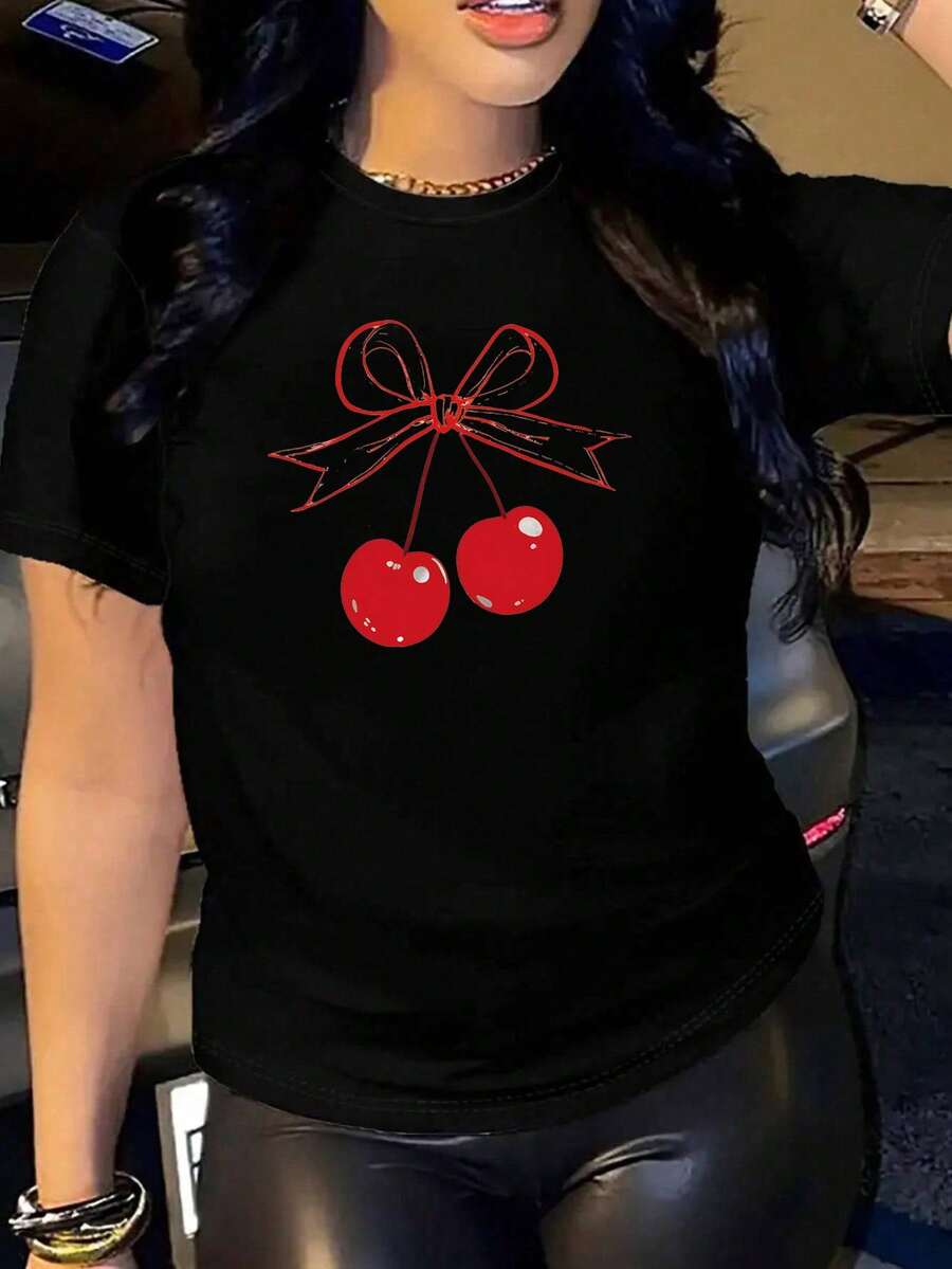 Women's Black Oversized Summer T-Shirt With Cherry Print And The Phrase "Cherry Red". Loose-Fitting Round Neck T-Shirt With A Red Cherry Design And Pink Bow. - YH298-黑色 - 查看 1
