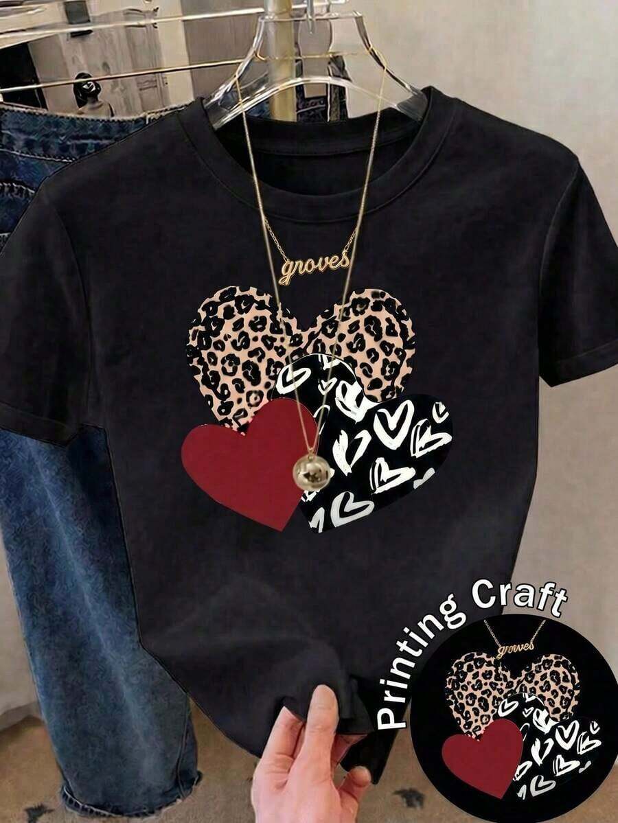 Nueva camiseta de manga corta con cuello redondo para mujeres, diseño primavera-verano, combina perfectamente un estampado moderno y minimalista en forma de corazón sobre fondo negro, transpirable y absorbe la sudoración.Envío directo desde nuestro almacén local, modelo para parejas, ideal para llevar en pareja.