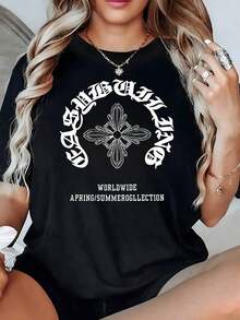 Cruz central con pétalos en forma de flor que simboliza fuerza equilibrio y pureza rodeada por letras góticas que evocan un espíritu libre y mundial camiseta de mujer casual moderna cómoda y versátil - Negro - Ver 8