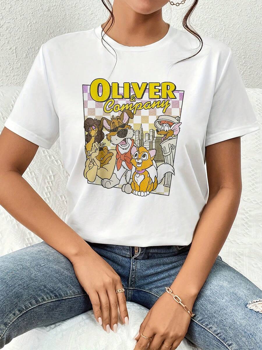 Ilustración colorida que muestra un grupo de adorables perros urbanos con una atmósfera alegre de amistad y aventuras en la ciudad, ideal para transmitir energía positiva y amor por los animales camiseta de mujer cómoda y casual - Blanco - Ver 1