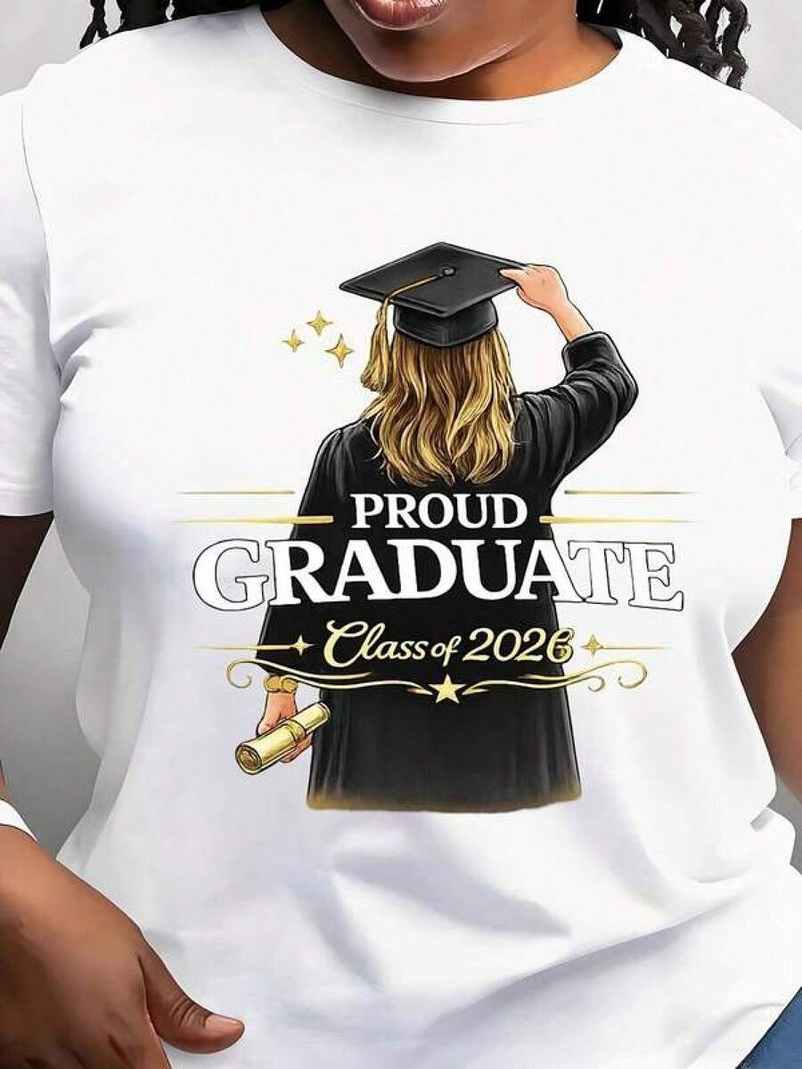 Informal para el día a díaProud Graduate Class Of 2026 Women's T-Shirt Casual Crew Neck Short Sleeve Graduation Celebration Design With Cap And Diploma Graphic For Everyday Wear Comfortable Fit Perfect For Graduation Events And Daily Outfits,Camiseta de cuello redondo, camiseta informal estampada para mujer,Camisetas para hombre, camisetas a juego para padres e hijos, ropa de apoyo para la Copa del Mundo, artículos esenciales para la graduación y la vuelta al cole. - Blanco - Ver 1