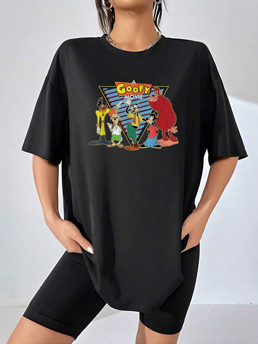Gráfico colorido que muestra un grupo de personajes animados con poses divertidas transmitiendo amistad alegría y nostalgia perfecta para las amantes de lo retro camiseta de mujer  cómoda y casual para uso diario - Negro - Ver 1