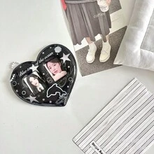 INS風可愛CP 1英吋照片心形吊飾卡套，偶像大頭貼照片ID卡套，高透明PVC材質，防水防刮耐磨，心形鏤空設計，可愛極簡，透明高清晰，柔軟不易斷，可懸掛或擺放，卡槽緊實防滑，日系甜美風，DIY裝飾配件，多場景便攜吊飾卡套 - A - 查看 13