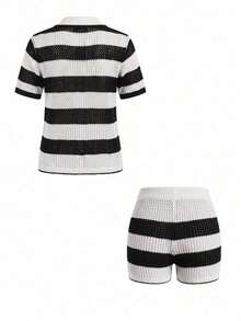 Elegante conjunto de moda casual de primavera/verano para mujer, ideal para vacaciones y playa, con top de manga corta de cuello redondo con abertura y botones, y shorts, en estilo de punto a rayas y hueco - Blanco y Negro - Ver 2
