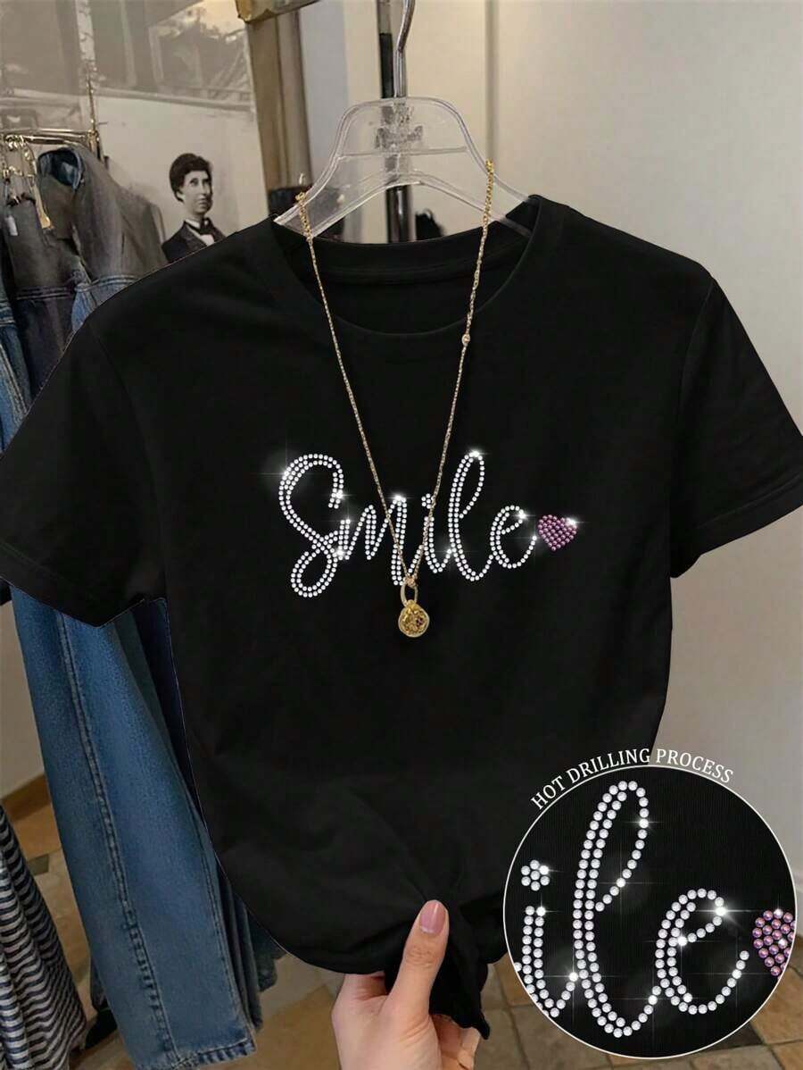Camiseta de manga corta de ajuste regular con cuello redondo para mujer con diseño de diamantes de imitación "SMILE" - Negro - Ver 1