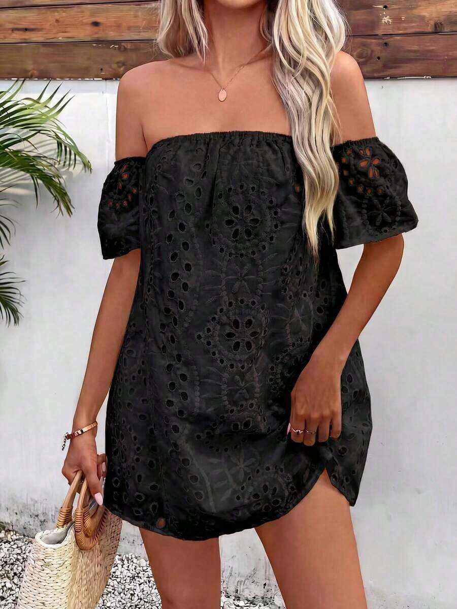 Vestido de verano de unicolor para mujer con hombros abiertos, con patrón bordado calado, mini vestido corto para vacaciones y playa - Negro - Ver 1