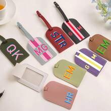 Tag de Bagagem Personalizada com Monograma Sombreado, Tag de Bolsa de Viagem Personalizada, Tag de Identificação com Inicial, Presente para Viajantes, Tag de Mala, Lembrança de Casamento para Viajantes, Tag de Bagagem, Tag de Mala, Presente para Viajantes, Tag de Identificação com Inicial, Lembrança de Casamento, Tag de Bagagem de Couro, Tag de Bagagem com Monograma, Tag de Bagagem Personalizada - Multicolorido - Visão 4