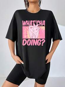 Fun Illustration Of A Cartoon Girl In Pink Tones With A Curious Expression And An English Phrase That Conveys Positive Energy And A Youthful Touch. Comfortable And Modern Women's T-Shirt For Everyday Use - 黑色 - 查看 1