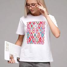 Camiseta de manga corta con cuello redondo y estampado de estilo retro americano, top casual de moda europea y americana, versátil para el verano, diseño sencillo. - Negro - Ver 2