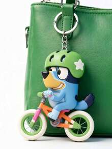 Bluey A 騎單車造型鑰匙圈，以動畫角色為原型，將可愛的藍色狗狗轉化為充滿活力的騎士，戴著綠色安全帽並飾有白色星星裝飾，可輕鬆掛在通勤包、運動包或鑰匙圈上 - 多款 - 查看 7