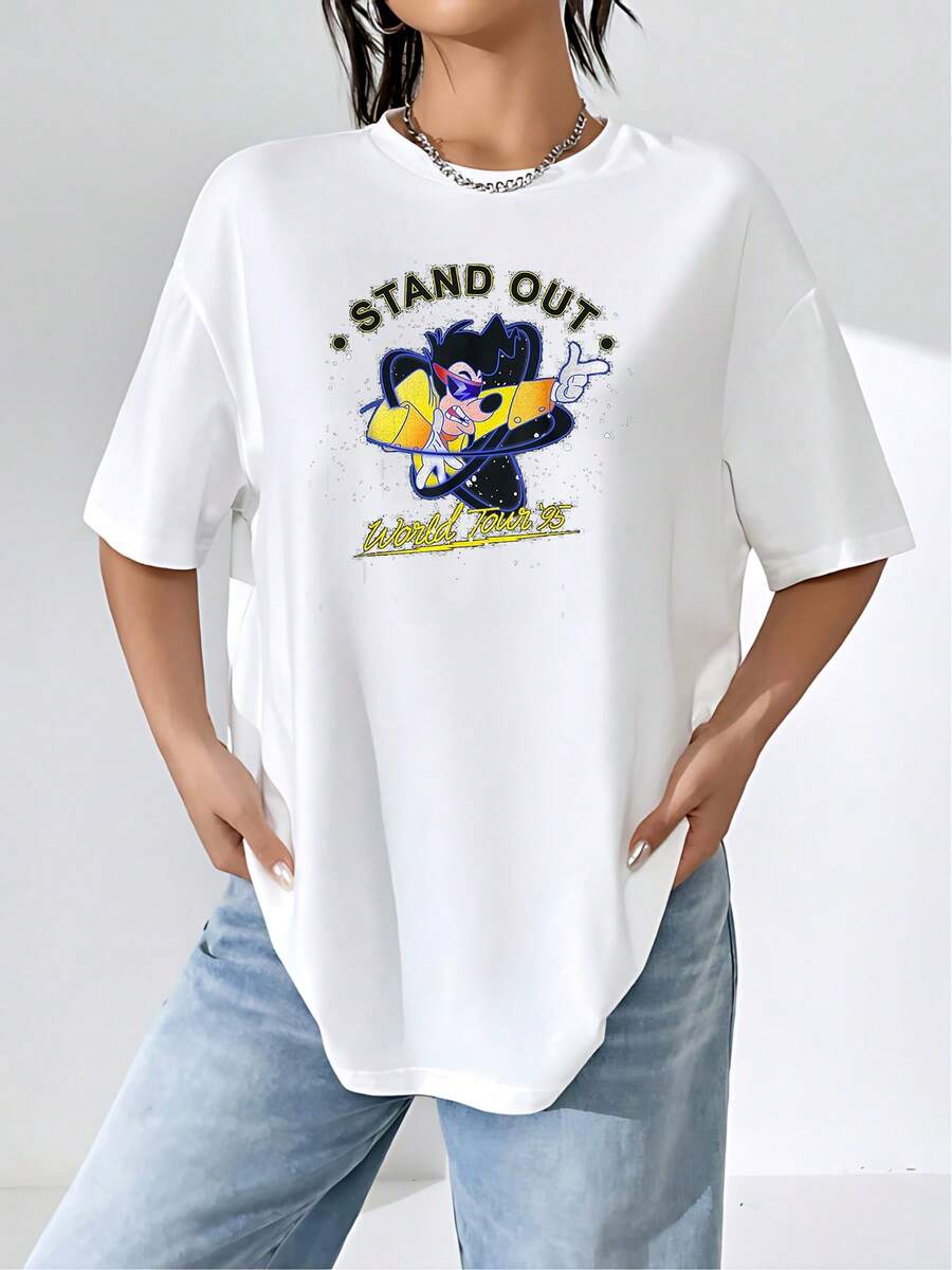 Gráfico con personaje animado sonriente usando gafas y chaqueta amarilla con texto Stand Out World Tour 95 evocando energía positiva y estilo retro divertido camiseta de mujer  casual cómoda para diario - Blanco - Ver 1