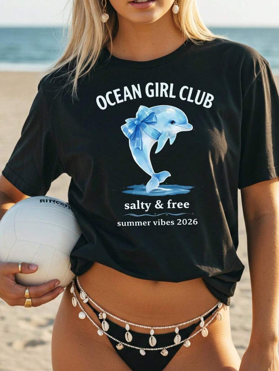 Ocean Girl Club Dolphin Beach T1EE Summer Vacation T-Shirt For Beach Lovers Coastal Vibes T1EE T-Shirt With Cute Ocean Graphic. 220g Pure Unisex Cotton. Ideal Weight For All Seasons, Suitable For Men And Women. Durable, High-Quality Fabric, Soft To The Touch And Long-Lasting. Breathable Top. Suitable For Women's Spring And Summer, Vacations, Mother's Day, And Independence Day. - 黑色 - 查看 1