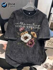 Camiseta vintage con estampado floral desgastado, impresa con las palabras "Dios está trabajando mientras esperas", perfecta para el estilo callejero americano. Estas camisetas vintage de cuello redondo tienen un acabado lavado, lo que las hace perfectas para vacaciones, salidas, uso casual, regalos y otras ocasiones diversas. - Negro - Ver 7