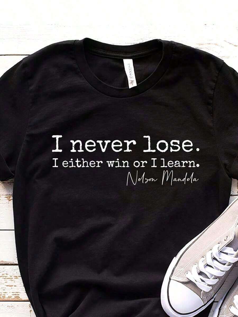 La frase "Nunca fracaso, o gano o aprendo" aparece en una camiseta conmemorativa que celebra la historia de los afroamericanos. Esta camiseta unisex de manga corta está hecha 100% de algodón. - Negro - Ver 1