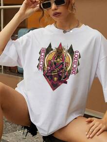 Estampado que representa la fuerza y el orgullo con una figura femenina guerrera rodeada de símbolos tribales dorados que evocan valentía y honor camiseta de mujer  casual cómoda para uso diario y perfecta para expresar poder interior - Blanco - Ver 1